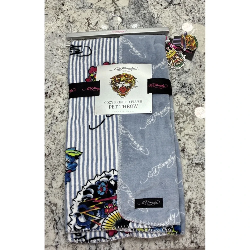 Ed Hardy Gray Multicolor 40x50 Foo Dog Flowers Fans Reversible Plush Blanket NEW